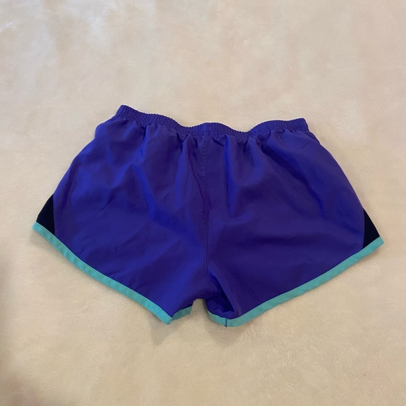 Nike Women’s Shorts - Picture 2 of 6